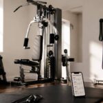 Estação de musculação em home gym com aparelho multifuncional e checklist de treino